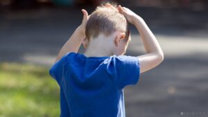 В одном из скверов Еманжелинска прохожие обнаружили раздетых детей