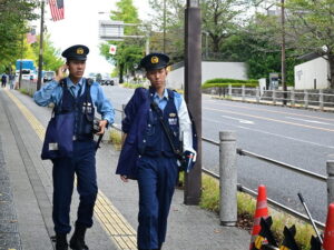 Раскрыто, что полицейский снимал школьниц под юбкой одним необычным способом