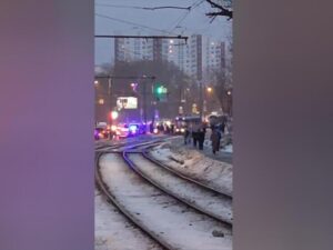Трамвай сбил пожилую женщину на севере Москвы