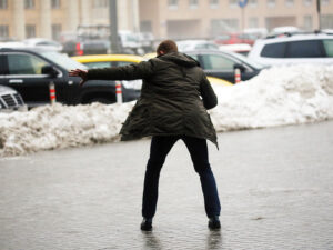 Сильный гололед парализовал российский город: сотни пострадавших, массовые аварии