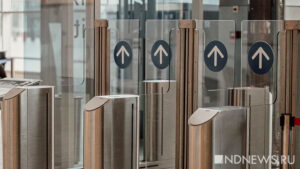 В США автомобиль протаранил вход в аэропорт