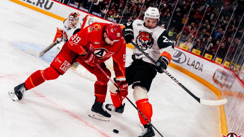 «Автомобилист» обыграл «Амур» в «сериальном» матче в Екатеринбурге