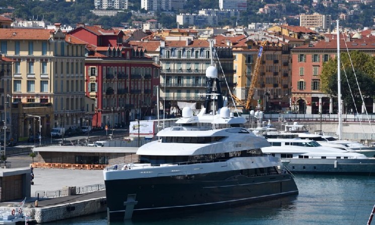 Как сверхбогатые используют биткоин для финансирования роскошной жизни