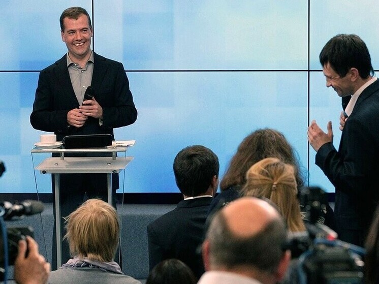 Медведев рассказал, в сторону какой страны стрелял из гаубицы