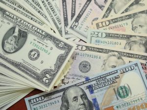 В Боливии сжигают деньги, выпавшие из разбившегося самолета