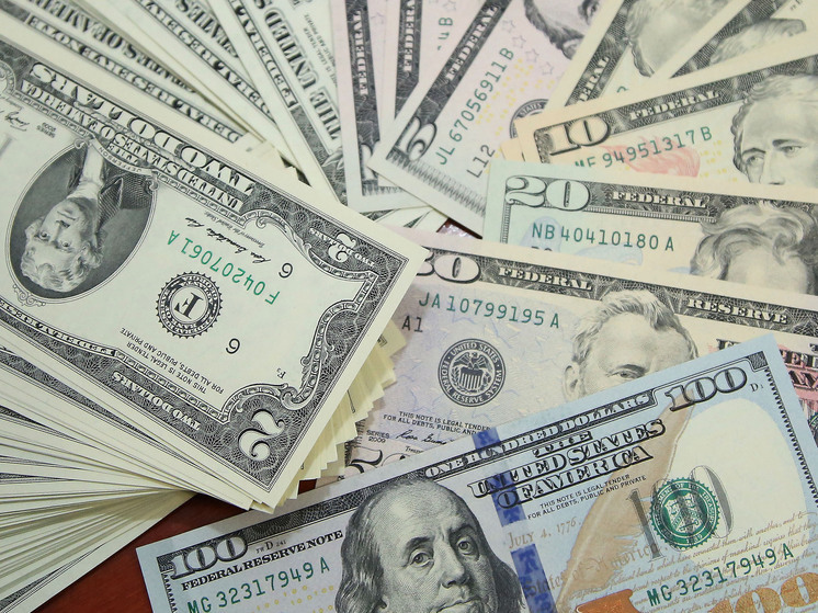 В Боливии сжигают деньги, выпавшие из разбившегося самолета