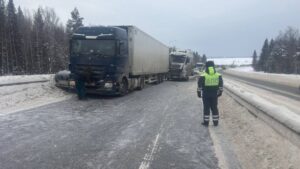 Два грузовика и легковушка столкнулись и перекрыли движение на трассе