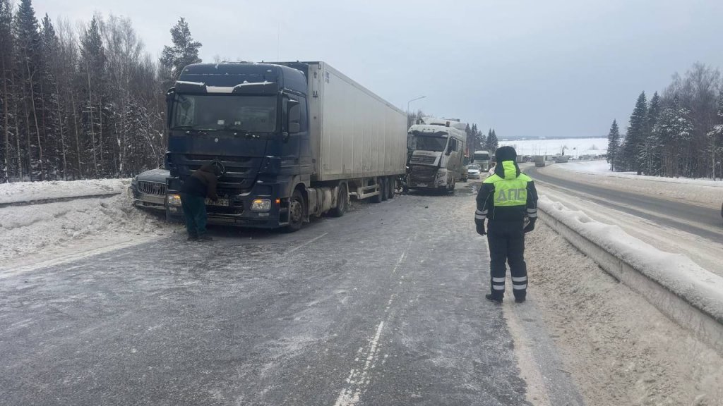 Два грузовика и легковушка столкнулись и перекрыли движение на трассе