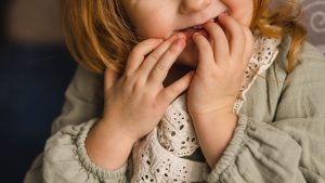 Почему дети грызут ногти: психологические причины и советы от эксперта Пироговского Университета