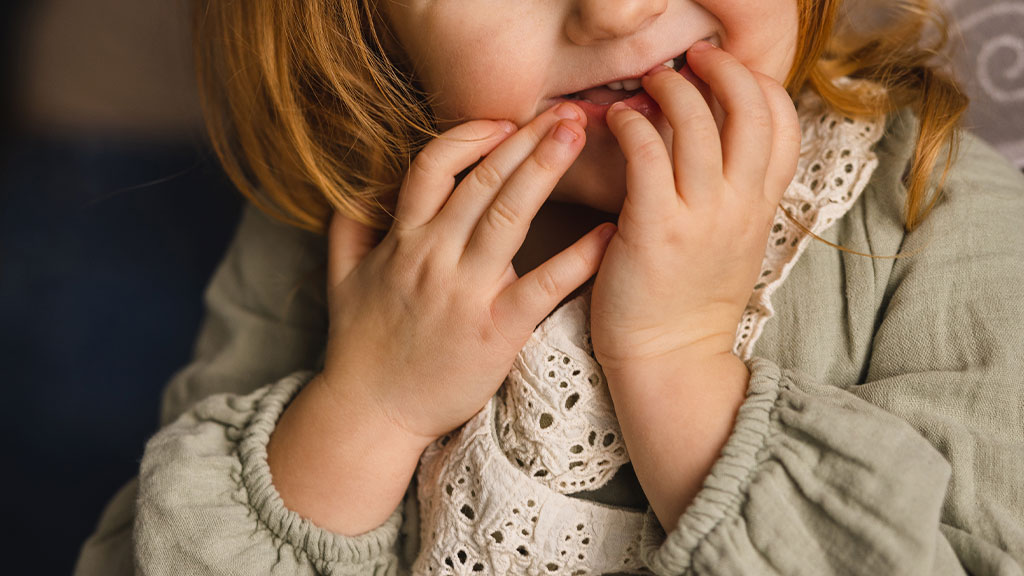 Почему дети грызут ногти: психологические причины и советы от эксперта Пироговского Университета