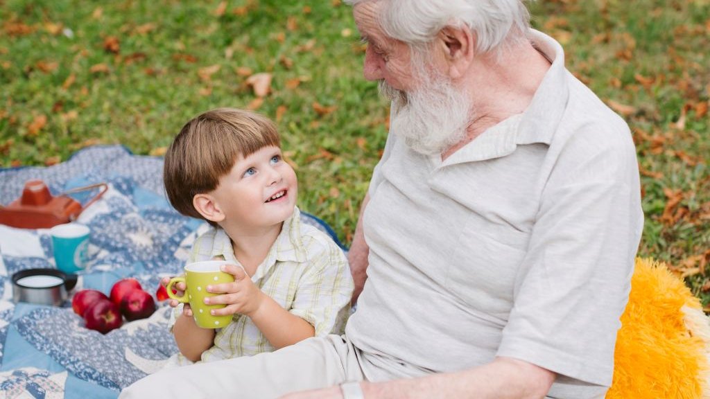 Врач рассказал, как общение с внуками защищает мозг от возрастных изменений