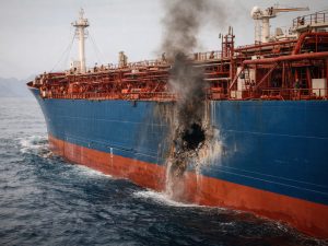 UKMTO сообщило о попадании снаряда в танкер у побережья Эль-Фуджейры