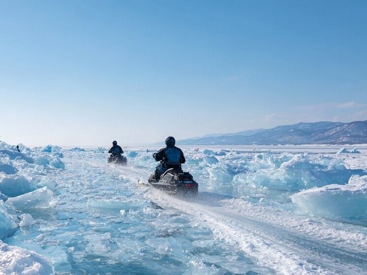 На Камчатке снегоходчики рисковали жизнью, проезжая с разгона по поверхности реки