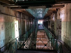 Дочь убитого в тюрьме маньяка попросила «смыть его прах в унитаз»