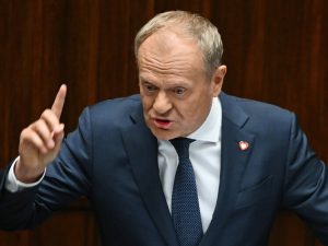 Туск резко осудил Зеленского, назвав его действия позорными