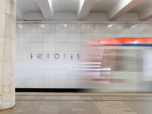 Заммэра Ликсутов: в Московском метрополитене планово обновляют путевые стены