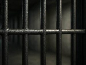 Поцелуи за решеткой: надзирательница оказалась на скамье подсудимых