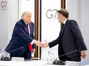 Трамп и Макрон устроили силовое шоу: кто победил в рукопашной?