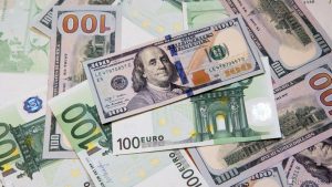Официальный курс доллара упал на 1,5 рубля, евро – на 2,5