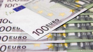 Официальный курс евро вырос до 83 рублей