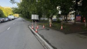В Челябинской области водитель наехал на людей, стоявших на тротуаре, и скрылся