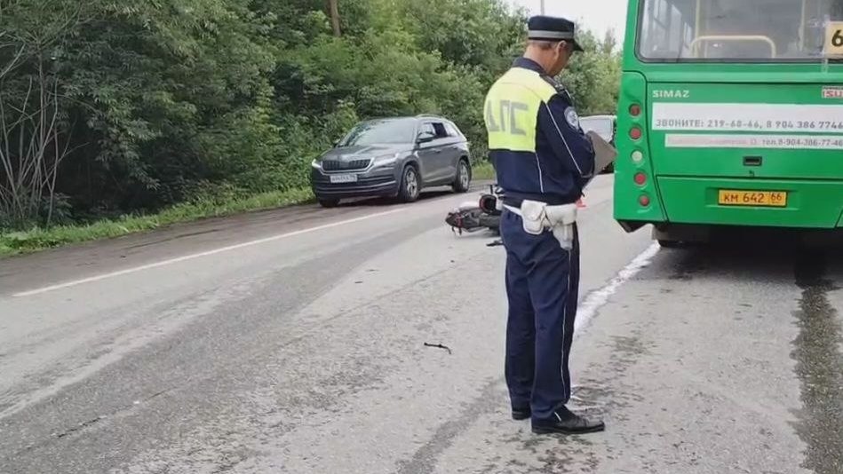 Мотоциклист врезался в сломанный автобус и отлетел под встречный автомобиль (ФОТО)