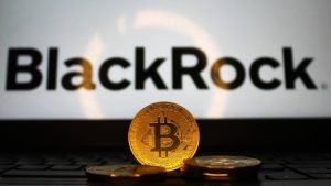 Blackrock лидирует по притоку средств в криптовалютные ETF на фоне роста курсов биткоина, эфира и XRP