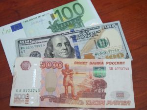 Доллар и евро существенно подешевели