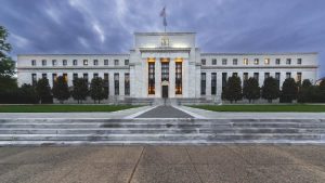 С каким настроем финансовые рынки ожидают заседания FOMC в июле 2026 года?