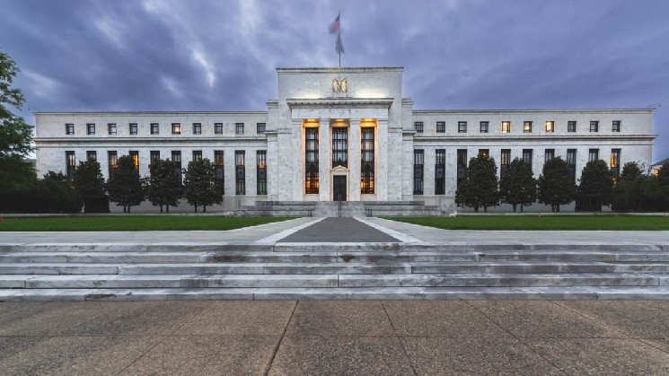 С каким настроем финансовые рынки ожидают заседания FOMC в июле 2026 года?