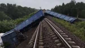 Грузовые вагоны могли сойти из-за размыва полотна