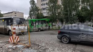 В Екатеринбурге водитель автобуса врезался в забор, чтобы не сбить самокатчика (ФОТО)