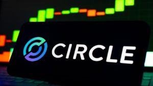 Акции Circle выросли на 7 % после открытия торгов на уровне 64 долларов, но OUSD продолжает оказывать давление на стратегию компании в области доходности