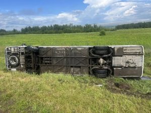 Автобус с 27 детьми перевернулся в Красноярском крае, есть пострадавшие