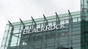 IBIT от Blackrock поддержал биткоин-ETF, привлекая 54,8 млн долларов, при этом приток средств продолжается уже третий день подряд