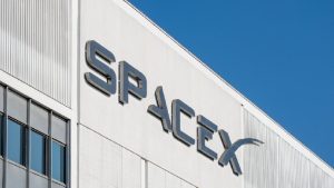 Кэти Вуд заявляет, что SpaceX может стать «самой важной компанией в истории», несмотря на падение курса акций на 48 %